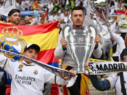Real Madrid’s supporters hold a trophy-shaped helium balloon at Wembley stadium, in London, on June 1, 2024 ahead of the UEFA Champions League final football match between Borussia Dortmund and Real Madrid. (Photo by Glyn KIRK / AFP)